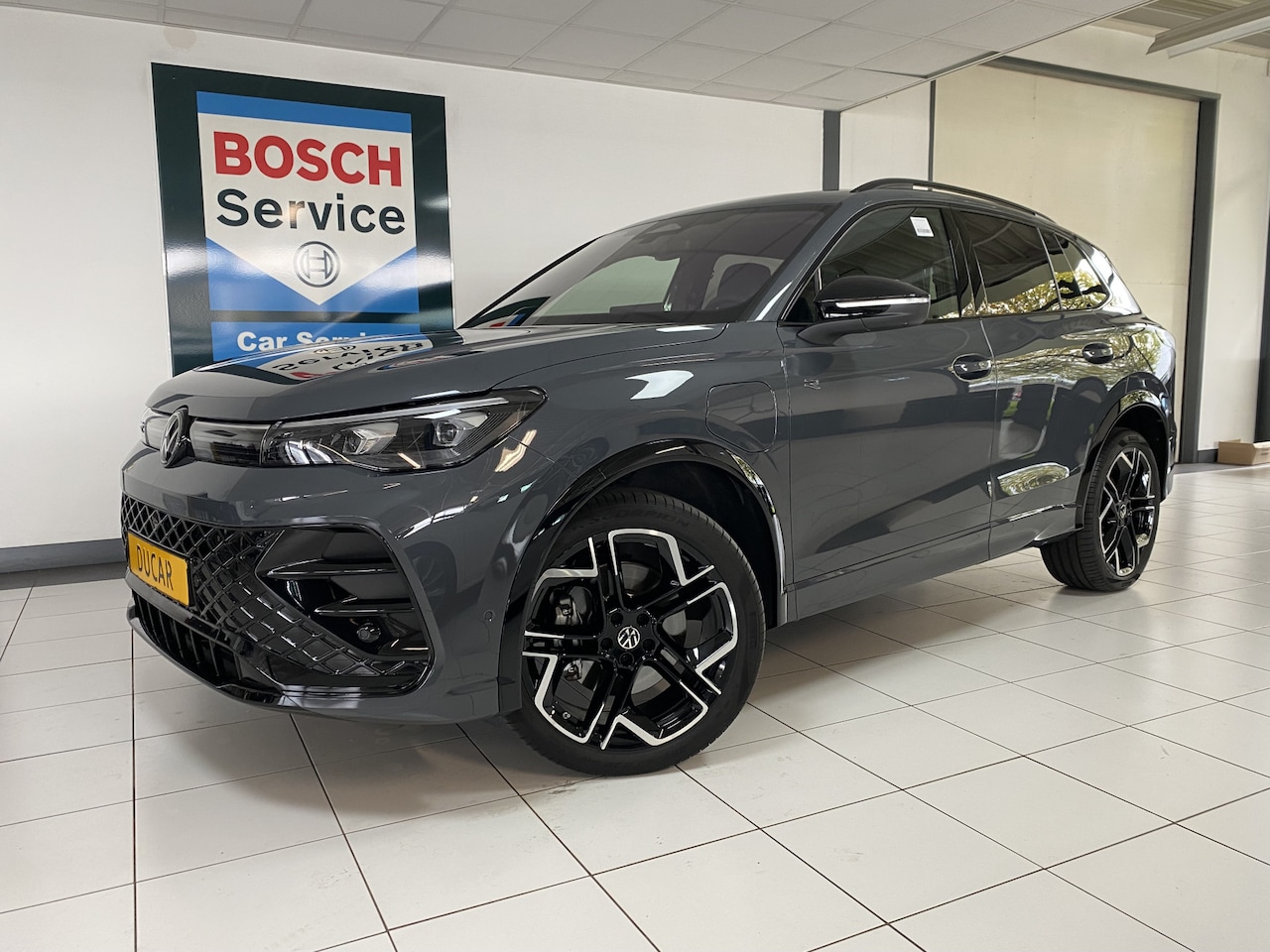 Volkswagen Tiguan - 1.5 eHybrid R-Line Edition 272 PK Black-Style Panoramadak / Headup / Dynamic Light / harma - AutoWereld.nl