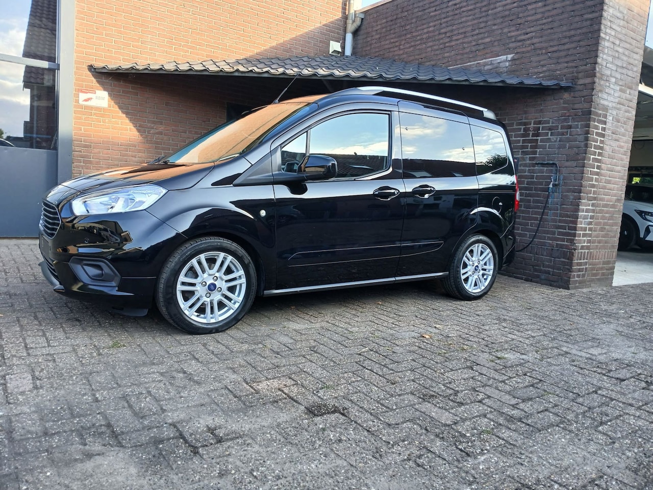 Ford Tourneo Courier - 1.0 Titanium 101PK 5 Persoons / Trekhaak / Airco / Navigatie / Bluetooth / Parkeer Sensore - AutoWereld.nl