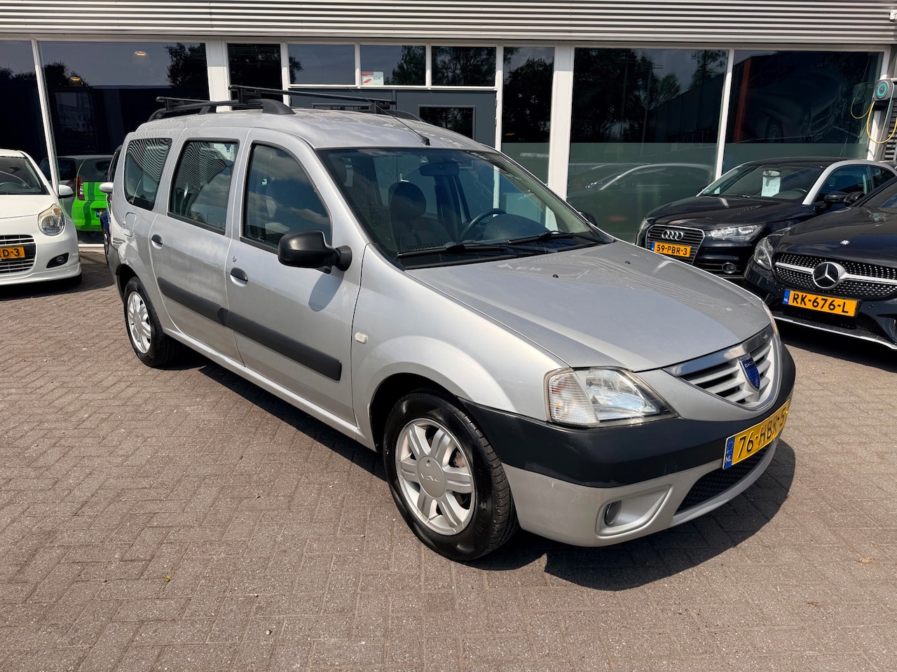 Dacia Logan MCV - 1.6 Lauréate/Eerste eigenaar/Airco/Trekhaak/Dealer Onderhouden!!!! - AutoWereld.nl