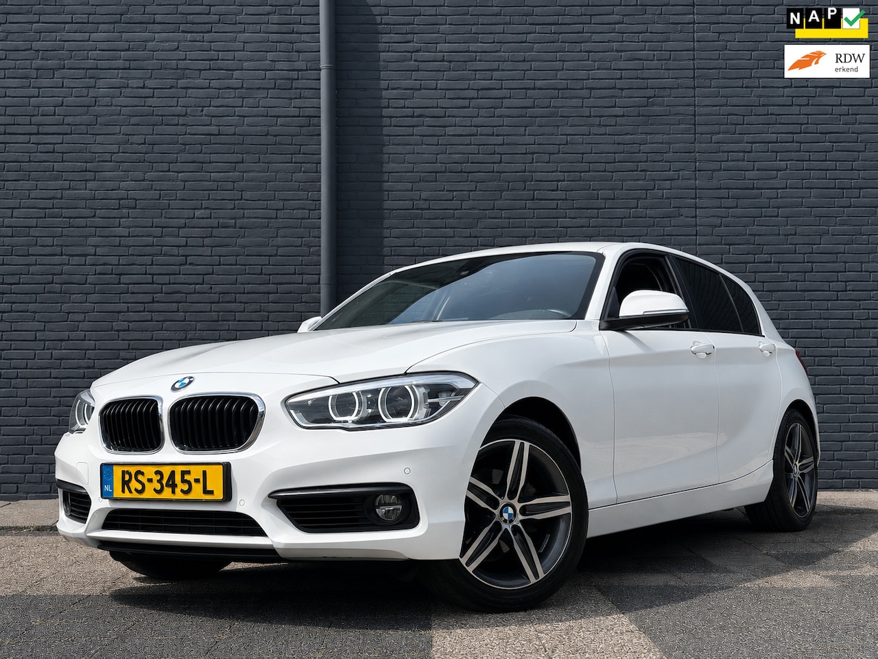BMW 1-serie - 118d High Executive | Automaat | Leder | Stoelverwarming - AutoWereld.nl