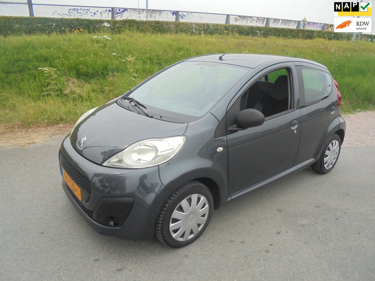 Peugeot 107 - Peugeot 107 1.0 benzine 5 deurs airco 151.000km - AutoWereld.nl