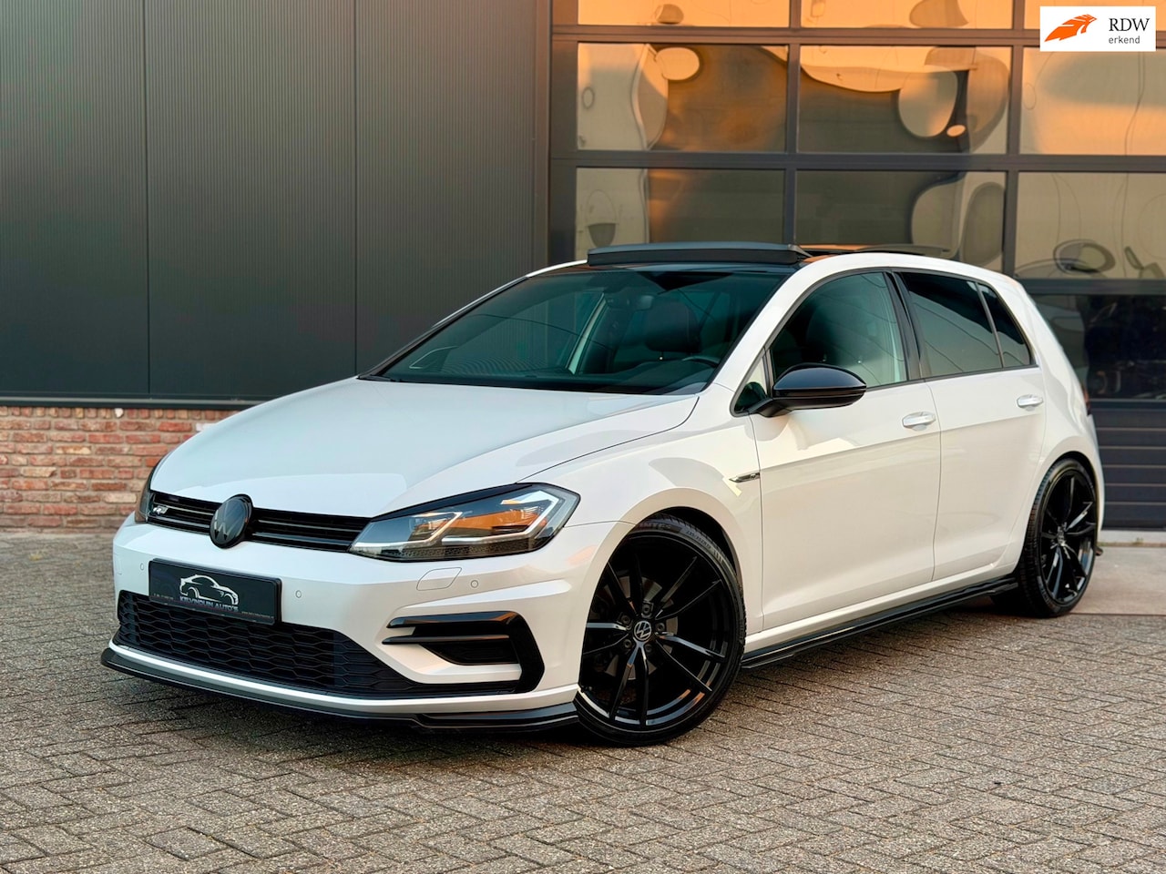 Volkswagen Golf - 1.5 TSI Highline R-Line 150pk Pano/Virtual/Keyless/Nieuwstaat - AutoWereld.nl