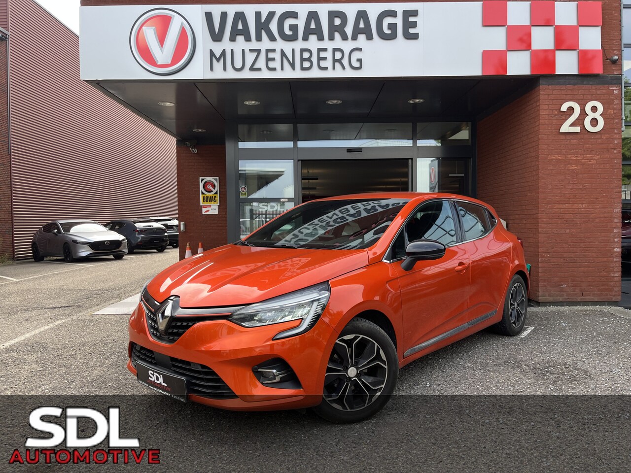 Renault Clio - 1.0 TCe Intens // HALF LEDER // DODEHOEK // 360 CAMERA // PARK ASSIST // STOELVERWARMING / - AutoWereld.nl