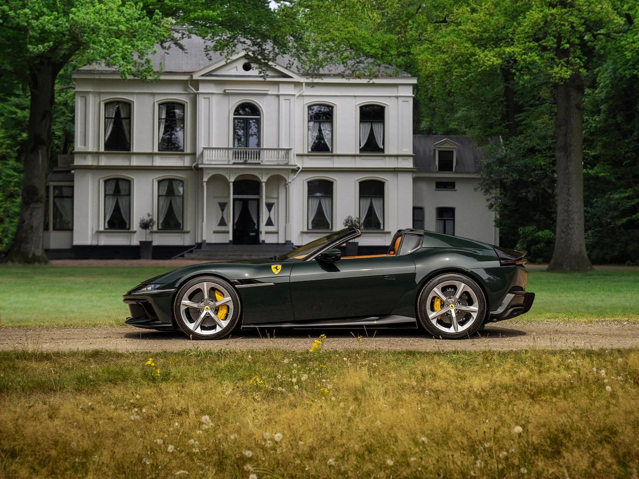 Ferrari 12Cilindri Spider - 6.5 V12 | Verde British | Full spec! | Airbrushed shields | Lift - AutoWereld.nl