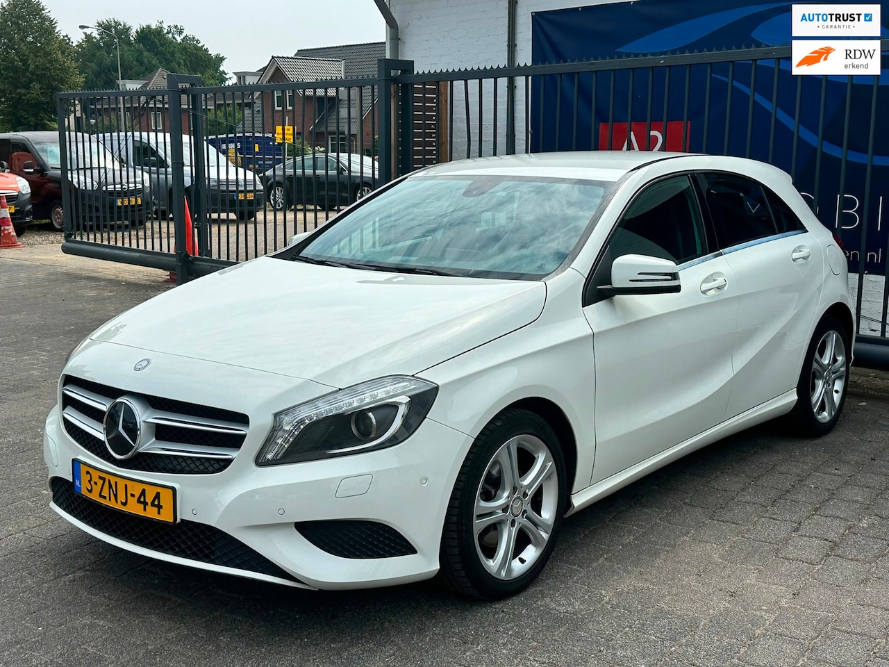 Mercedes-Benz A-klasse - 180 Prestige / AIRCO / NAVIGATIE / STOELVERWARMING / SENSOREN - AutoWereld.nl