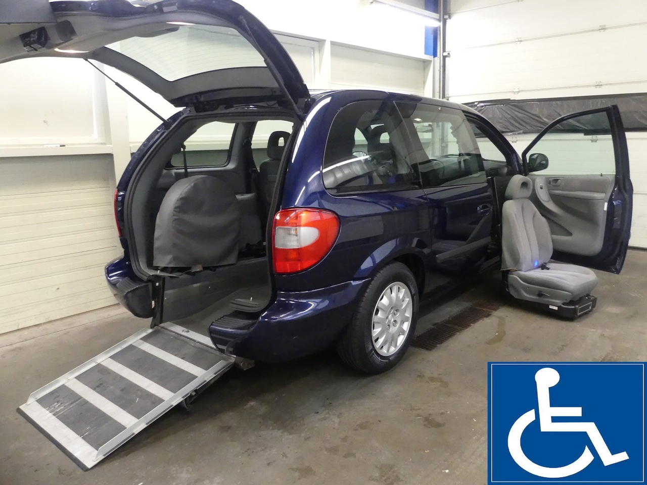 Chrysler Voyager - 2.4i - Rolstoel Auto - Uitdraaiende bijrijdersstoel - AutoWereld.nl