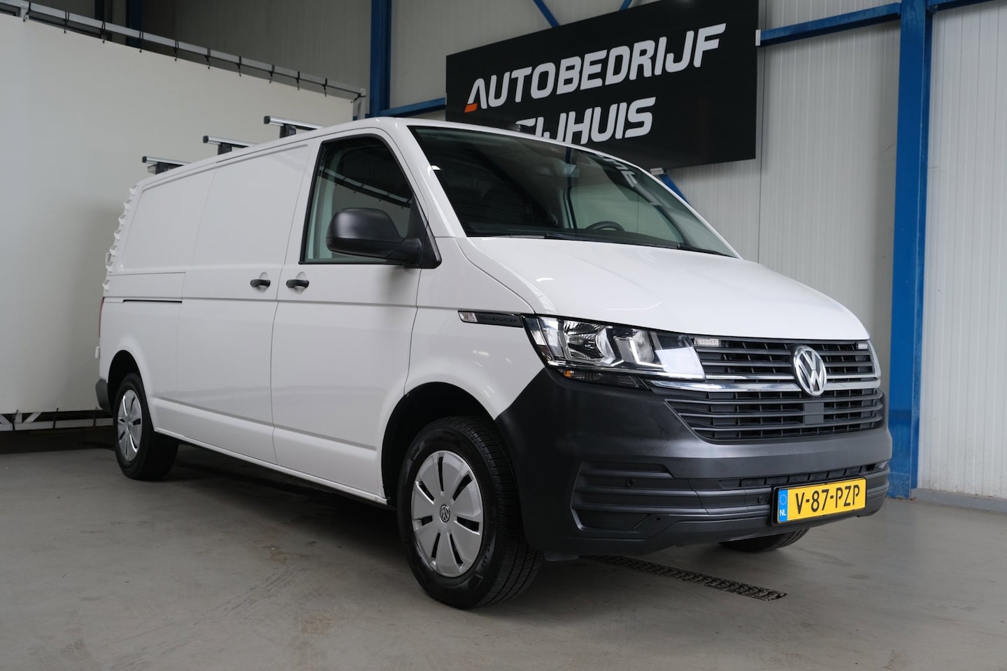 Volkswagen Transporter - 2.0 TDI L2H1 - 2x Schuifdeur, Airco, Cruise, PDC, Standkachel, Camera, Trekhaak. - AutoWereld.nl