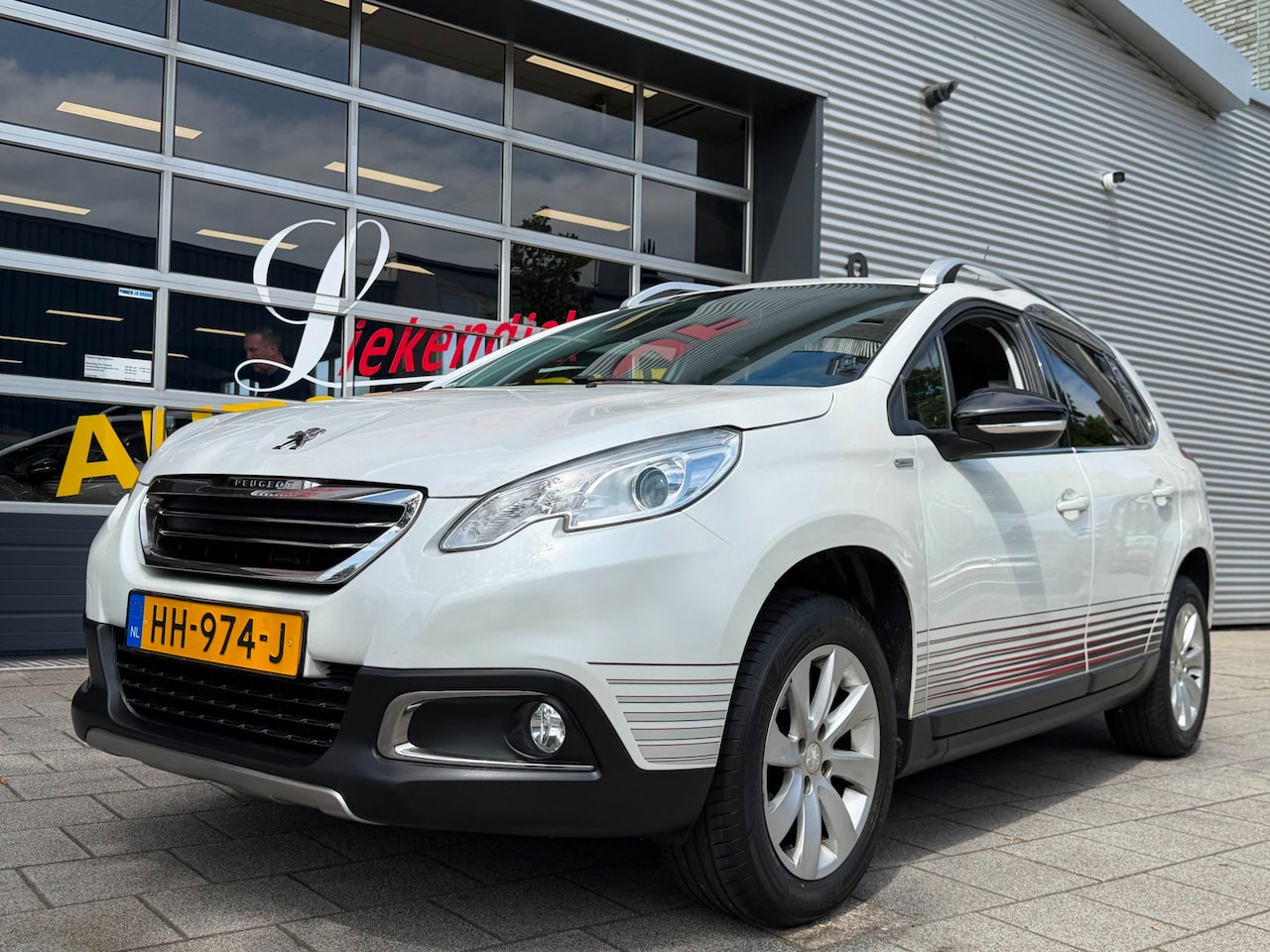 Peugeot 2008 - 1.2 PureTech Urban Cross - Navigatie I Airco I Comfort pakket I Trekhaak - AutoWereld.nl