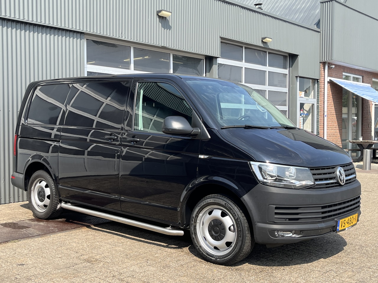 Volkswagen Transporter - 2.0 TDI L1H1 150pk BTW en BPM vrij!! Trekhaak 2500kg Airco Cruise controle Navigatie Parke - AutoWereld.nl