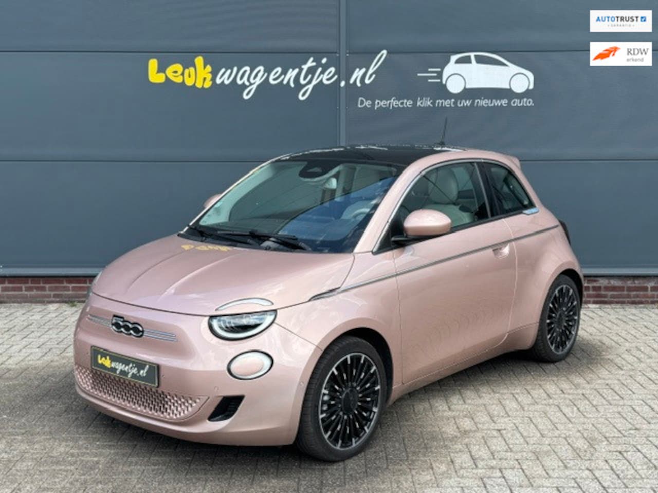 Fiat 500e - 3+1 La Prima 42 kWh *extra deurtje *topmodel *17" - AutoWereld.nl