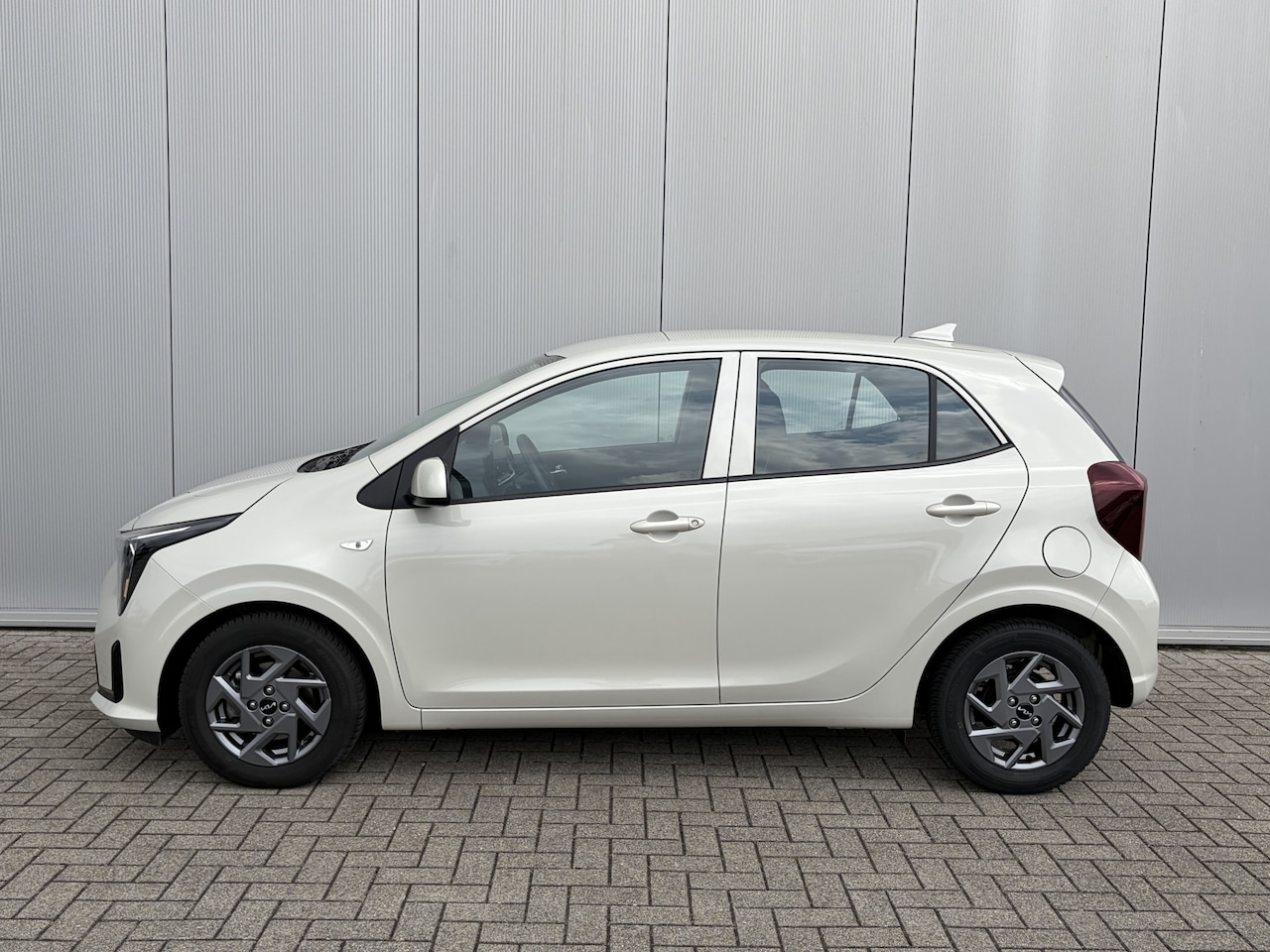 Kia Picanto - 1.0 GDi DynamicLine 5-persoons Automaat, Lichtmetalen velgen, Navigatie, Stoel- en stuurve - AutoWereld.nl