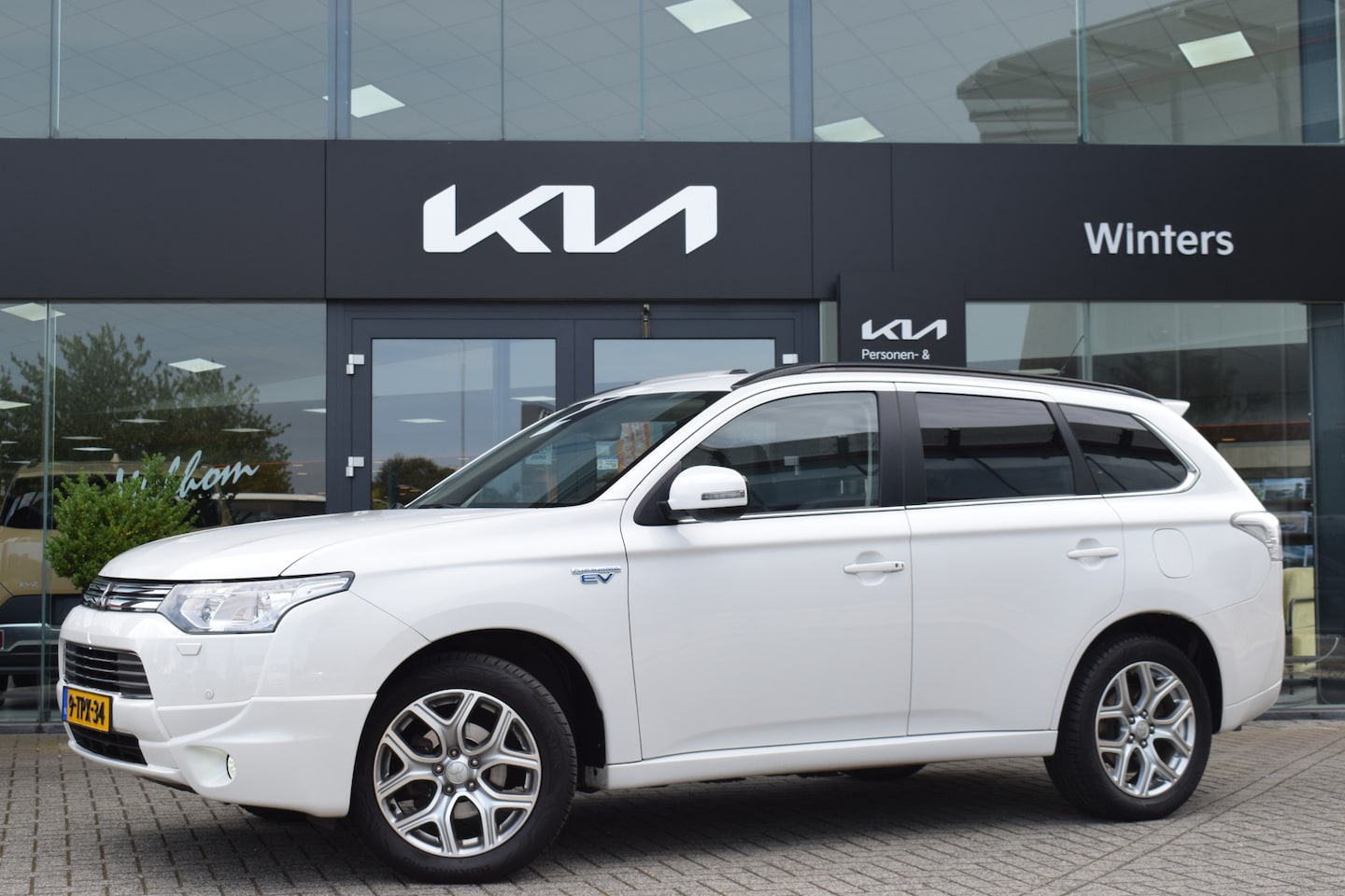 Mitsubishi Outlander - 2.0 PHEV instyle+ | Trekhaak | Leder | Camera | Navigatie | Schuif-/Kanteldak | Adaptive C - AutoWereld.nl