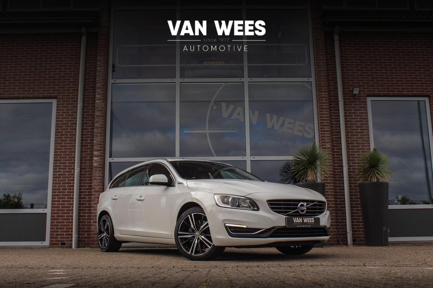 Volvo V60 - 2.4 D6 AWD Plug-In Hybrid Summum | 3e eigenaar | NL auto | Sportstoelen | Memory | Cruise - AutoWereld.nl