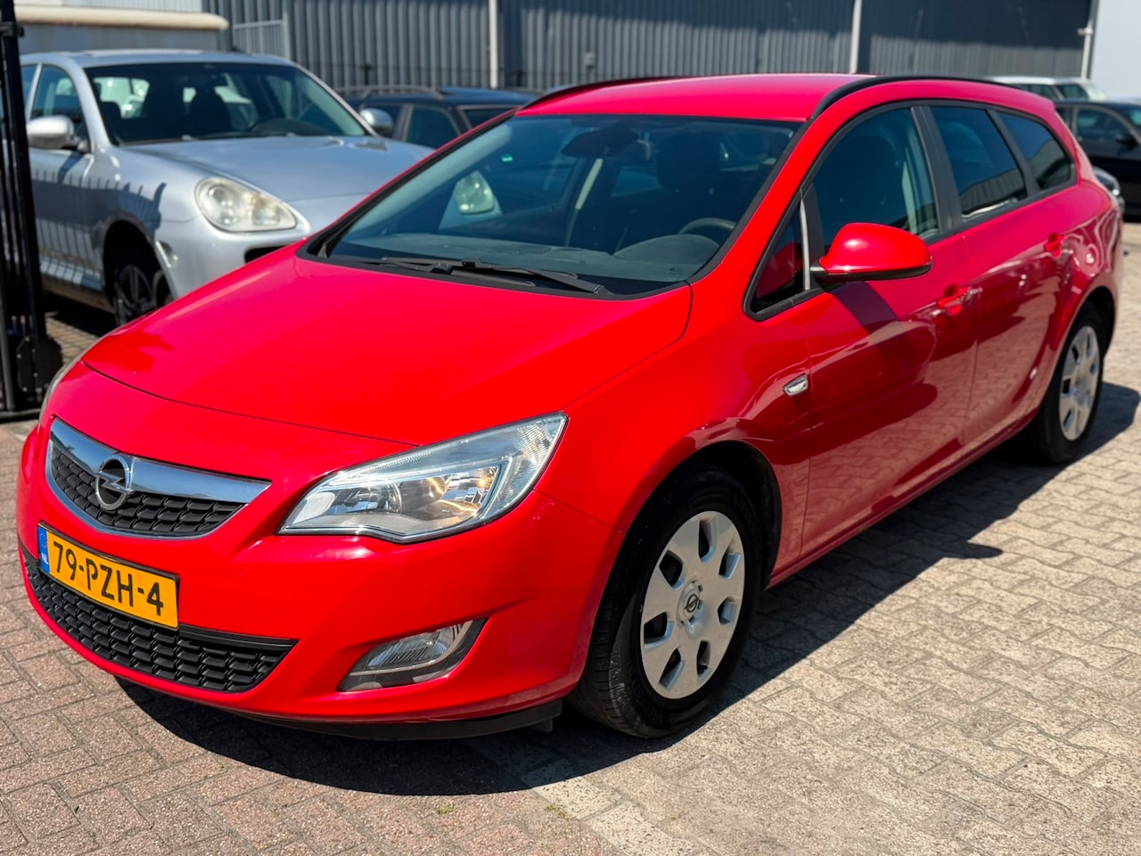 Opel Astra Sports Tourer - 1.4 Edition 2011 Rood Airco APK 04-2027 - AutoWereld.nl