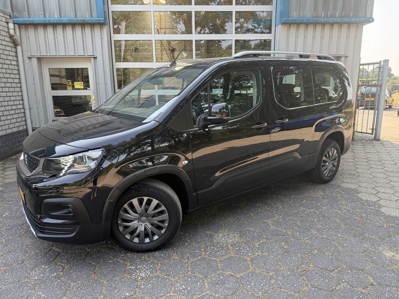 Peugeot Rifter Long - 1.2 Puretech Long Allure 7p. 1.2 Puretech Long Allure 7p. / Carplay - AutoWereld.nl