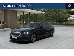 BMW 5-serie Touring - 530e M Sport Automaat / Panoramadak / Trekhaak / Achteruitrijcamera / Adaptieve LED / Stoe
