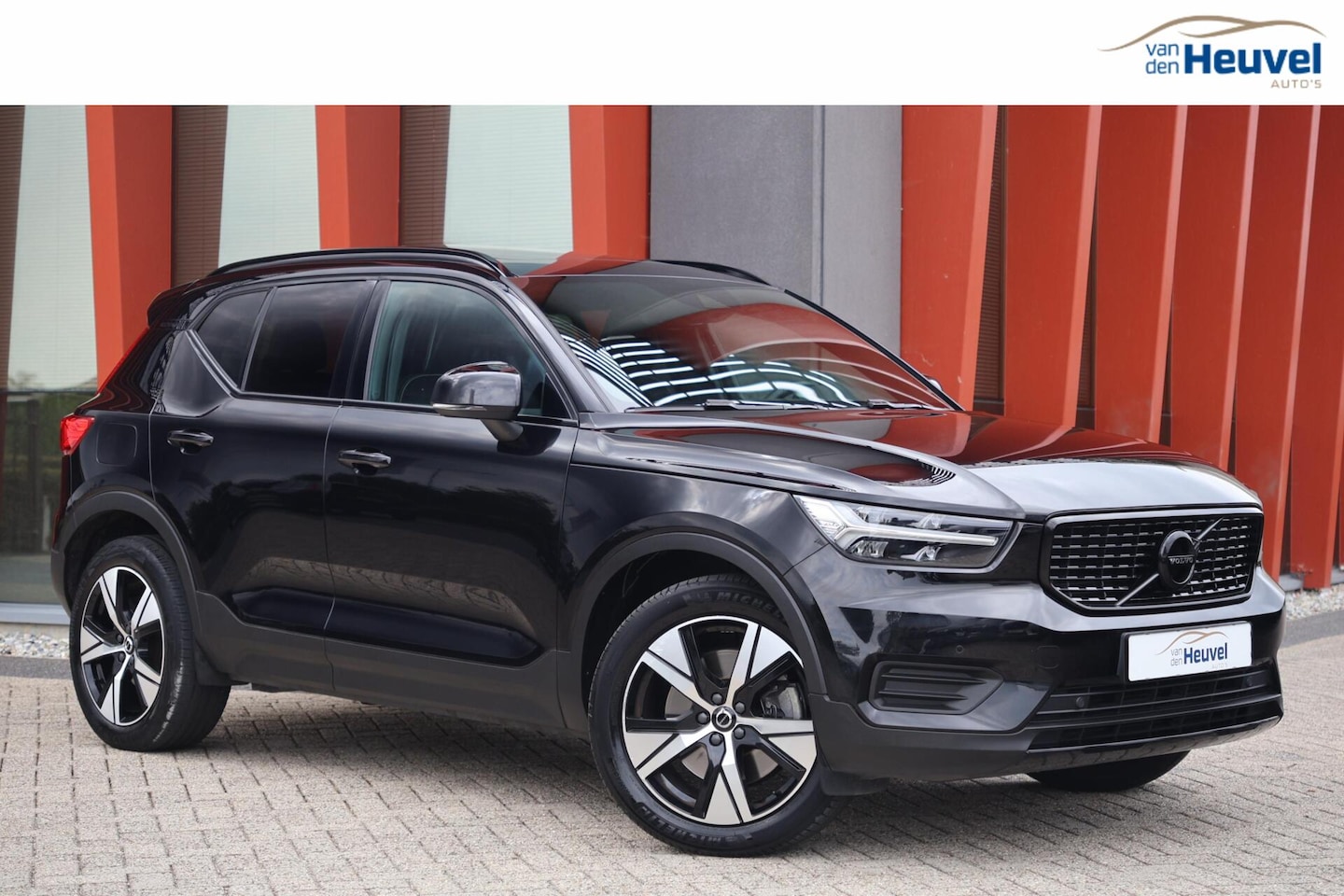 Volvo XC40 - 1.5 T4 Recharge R-Design | Panoramadak | Stoelverwarming | Camera | H/K | Glossy Black | K - AutoWereld.nl
