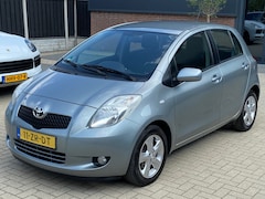 Toyota Yaris - 1.3 VVTi NIEUWSTAAT AUTOMAAT 5 DEURS CLIMA L.M. VELGEN ELEKTR PAKKET