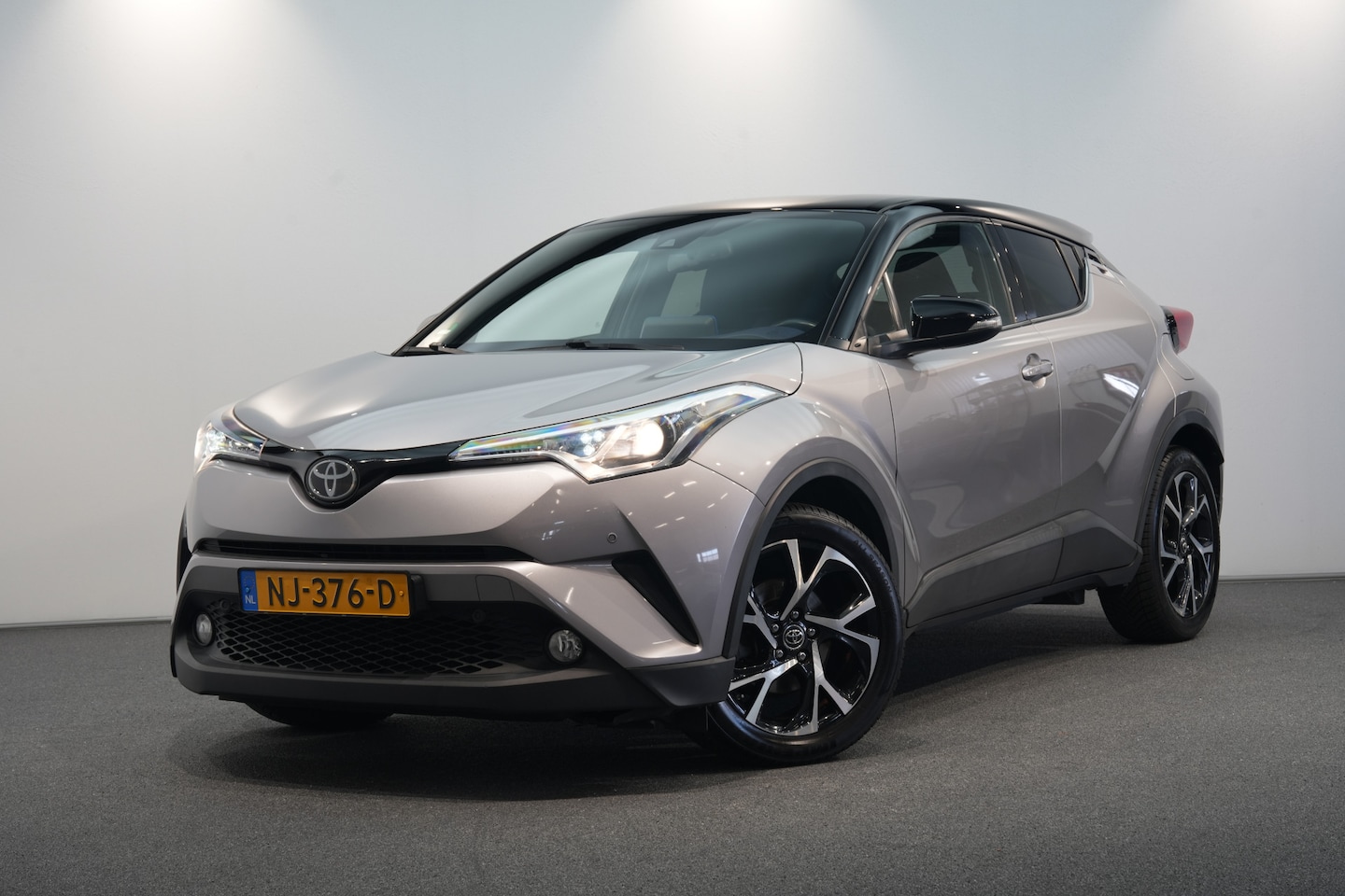 Toyota C-HR - 1.2 Bi-Tone ✅ NAVI ✅ AFN.TREKHAAK ✅ CAMERA ✅ CRUISE ✅ NAP - AutoWereld.nl