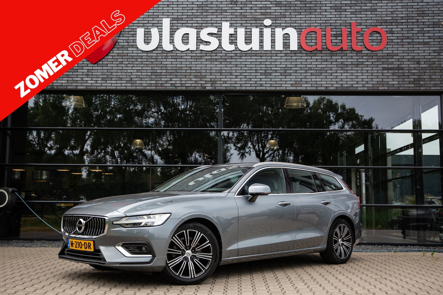 Volvo V60 - 2.0 B4 R-Design 2.0 B4 R-Design , Adap. cruise, Trekhaak, Leer, - AutoWereld.nl