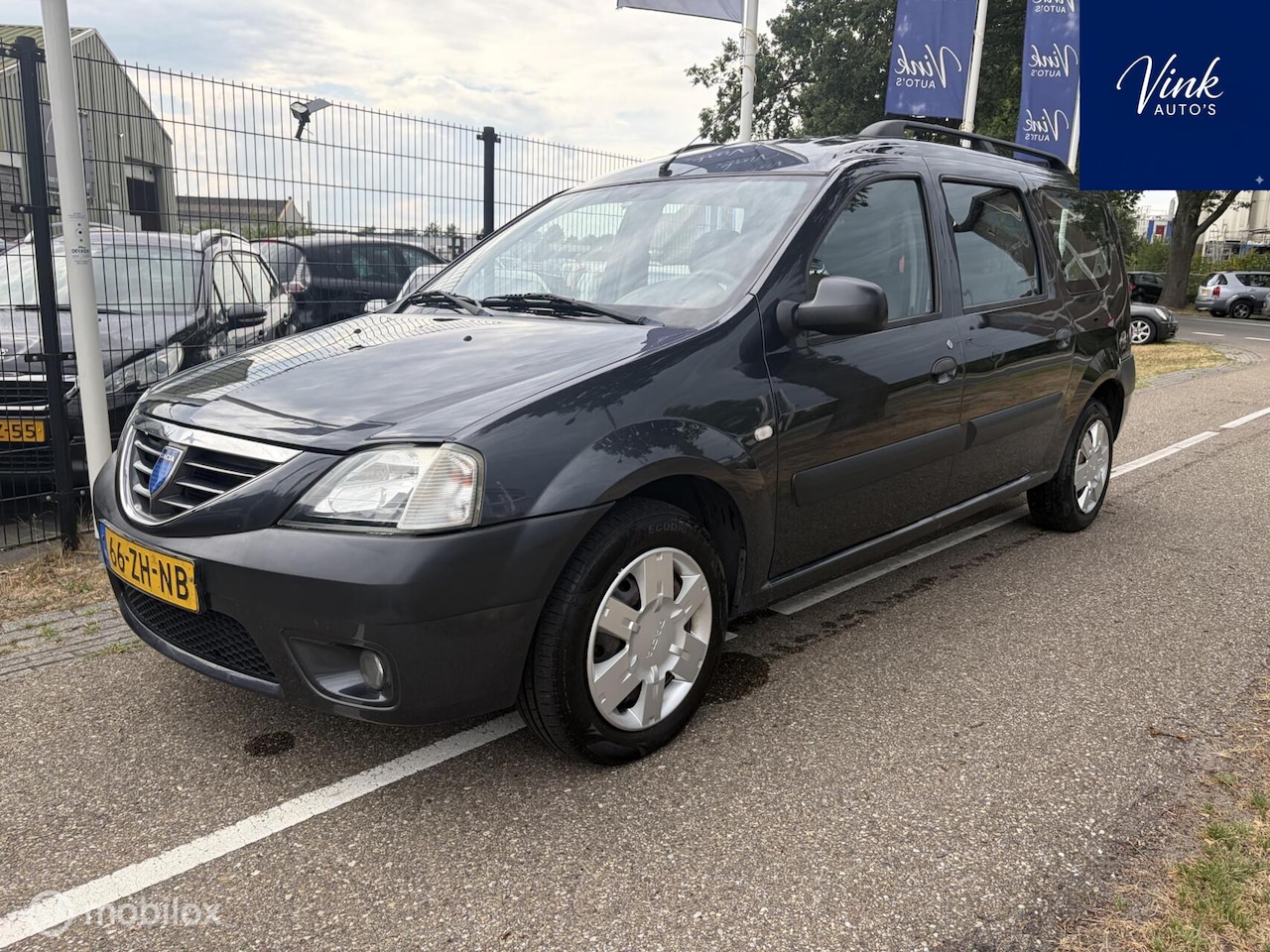 Dacia Logan MCV - 1.6-16V Blackline 7p. | APK 5-2027 | Airco | 7 Persoons ! - AutoWereld.nl