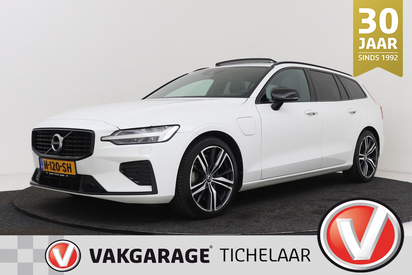 Volvo V60 - 2.0 T8 Recharge AWD R-Design | Uitklap. Trekhaak | Panorama dak | CarPlay | Pilot Assist | - AutoWereld.nl