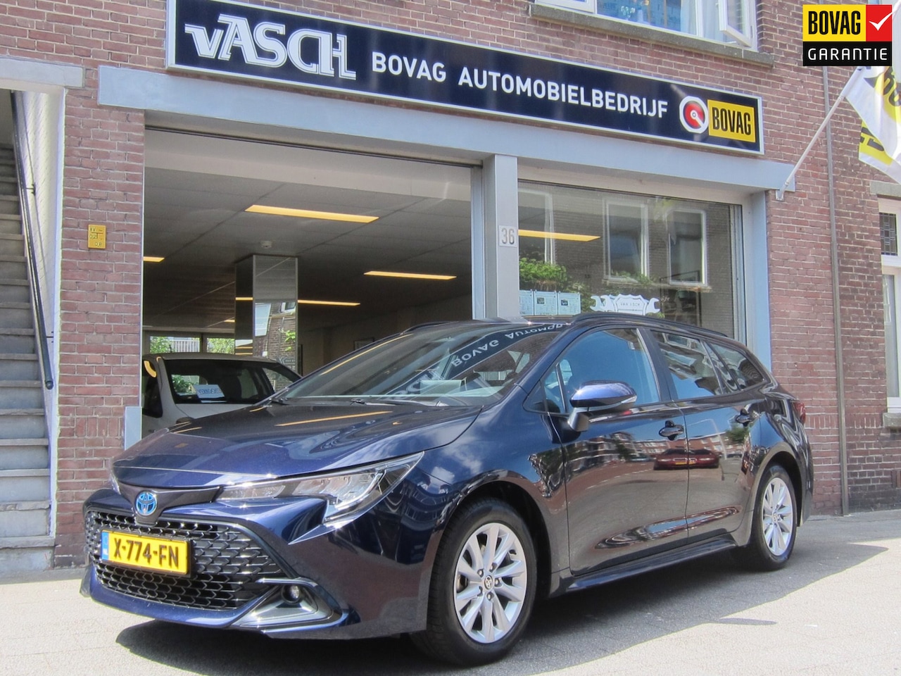 Toyota Corolla Touring Sports - Hybrid 140 Active All Season banden All in Prijs - AutoWereld.nl