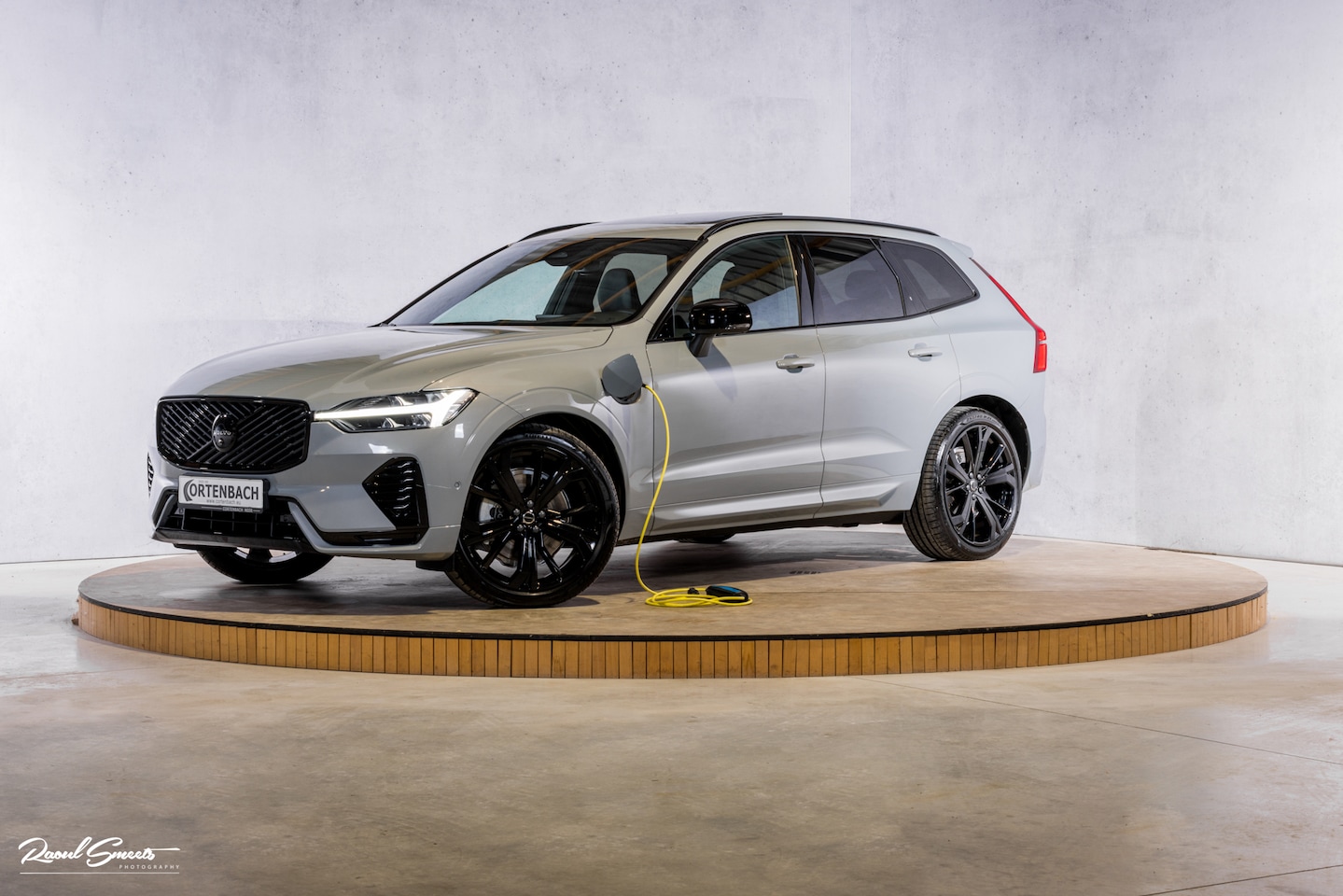 Volvo XC60 - 2.0 T8 Plug-in hybrid AWD Plus Black Edition Facelift | Zwenkbare trekhaak | Panorama dak - AutoWereld.nl