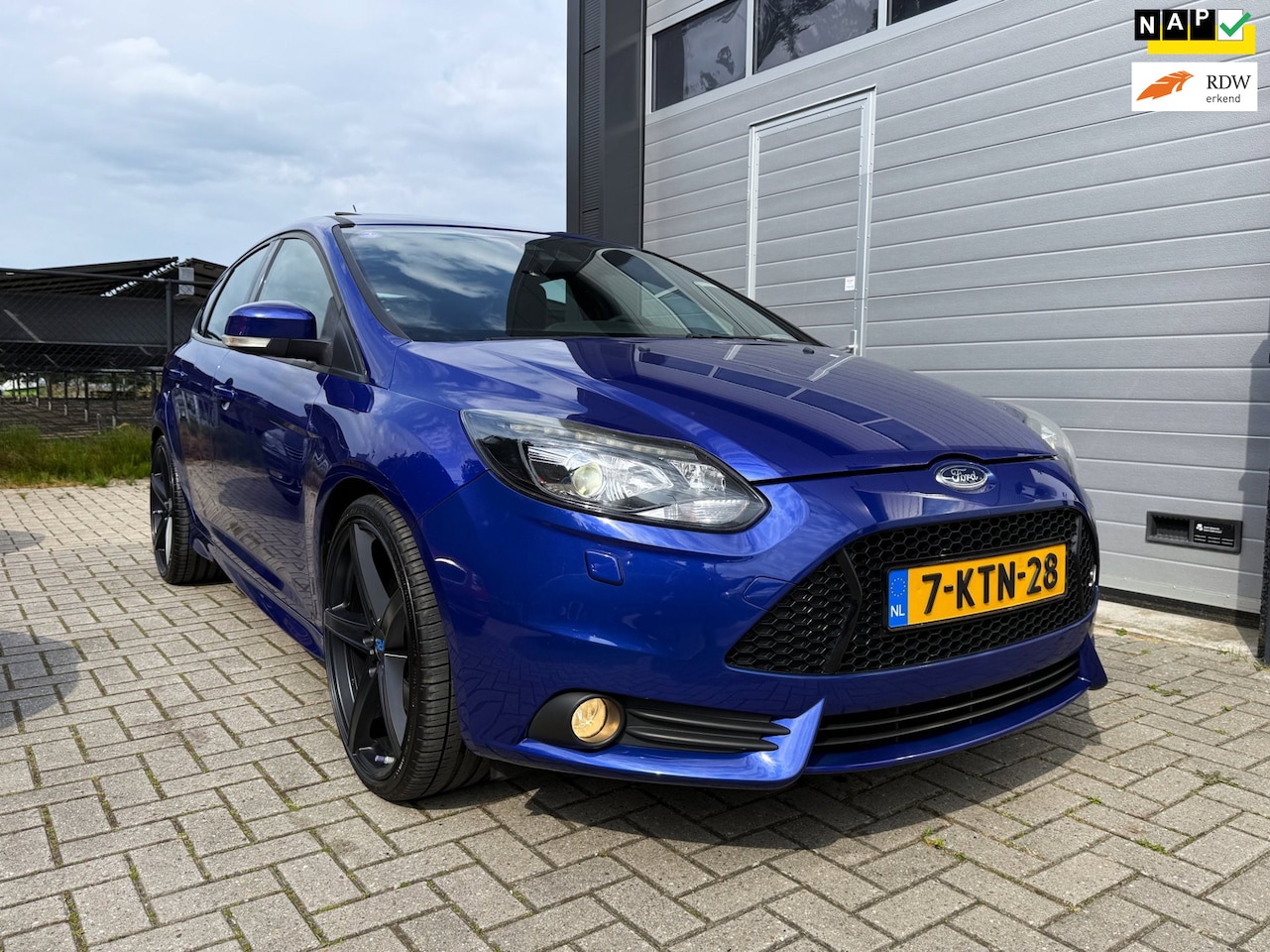 Ford Focus - 2.0 EcoBoost ST-3 250 pk - Schuif-/Kanteldak - Navigatie - Keyless Entry - Achteruitrijcam - AutoWereld.nl