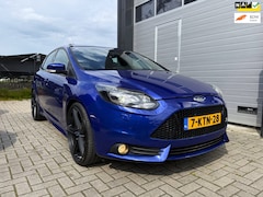Ford Focus - 2.0 EcoBoost ST-3 250 pk - Schuif-/Kanteldak - Navigatie - Keyless Entry - Achteruitrijcam