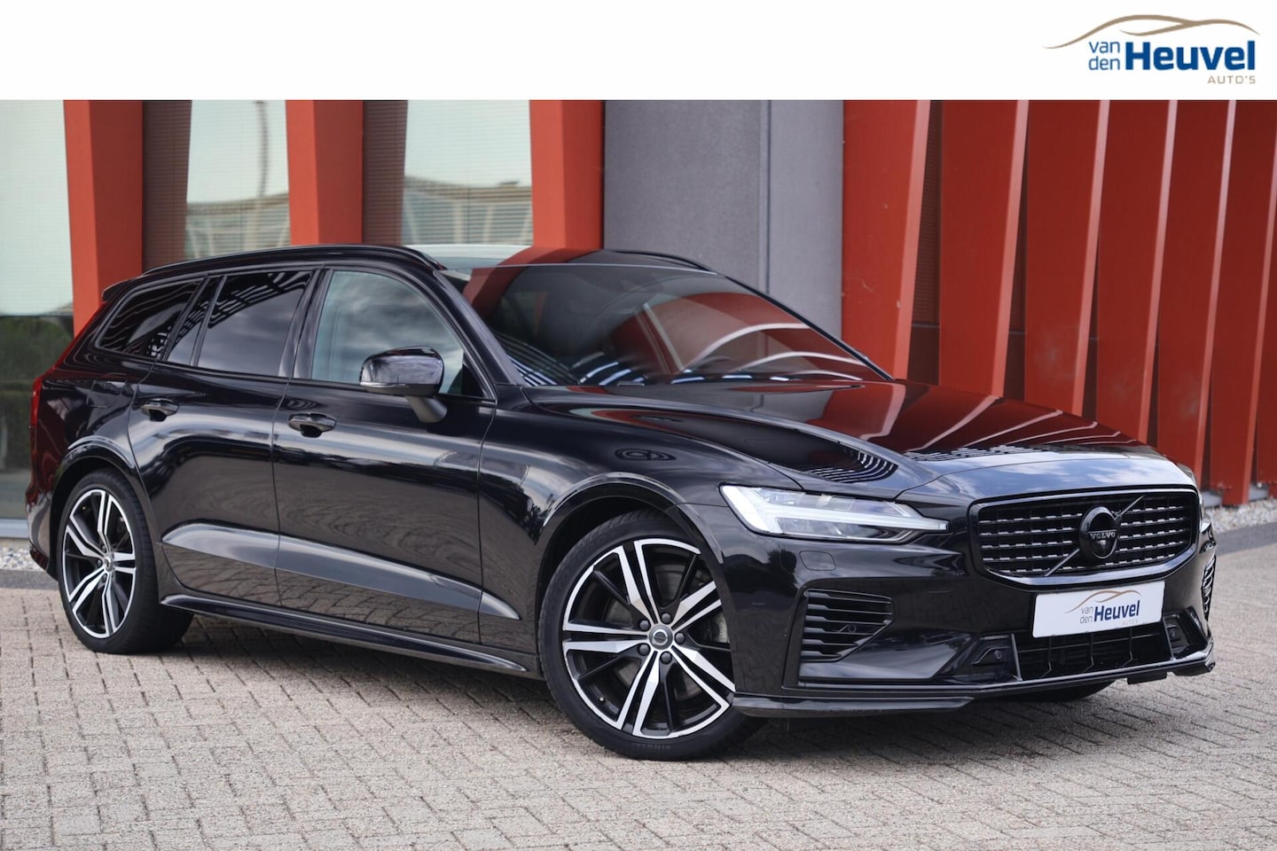 Volvo V60 - 2.0 T8 Recharge AWD R-Design | 360° Camera | Stoelverwarming | H/K/ | Pilot Assist | Gloss - AutoWereld.nl