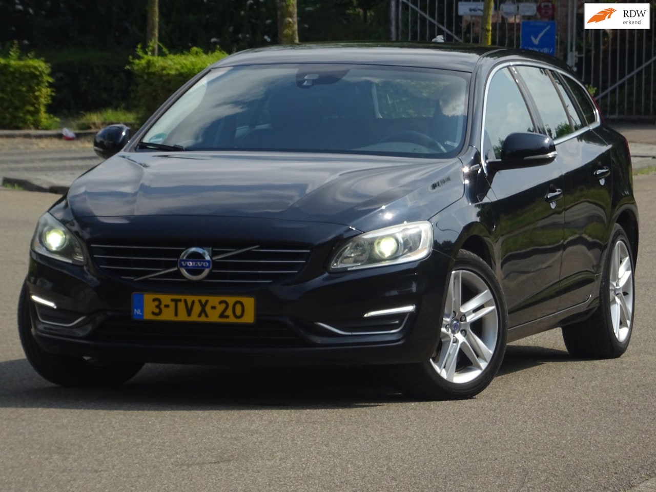 Volvo V60 - 2.4 D6 AWD Plug-In Hybrid Summu AUTOMAAT LEER/NAVI - AutoWereld.nl