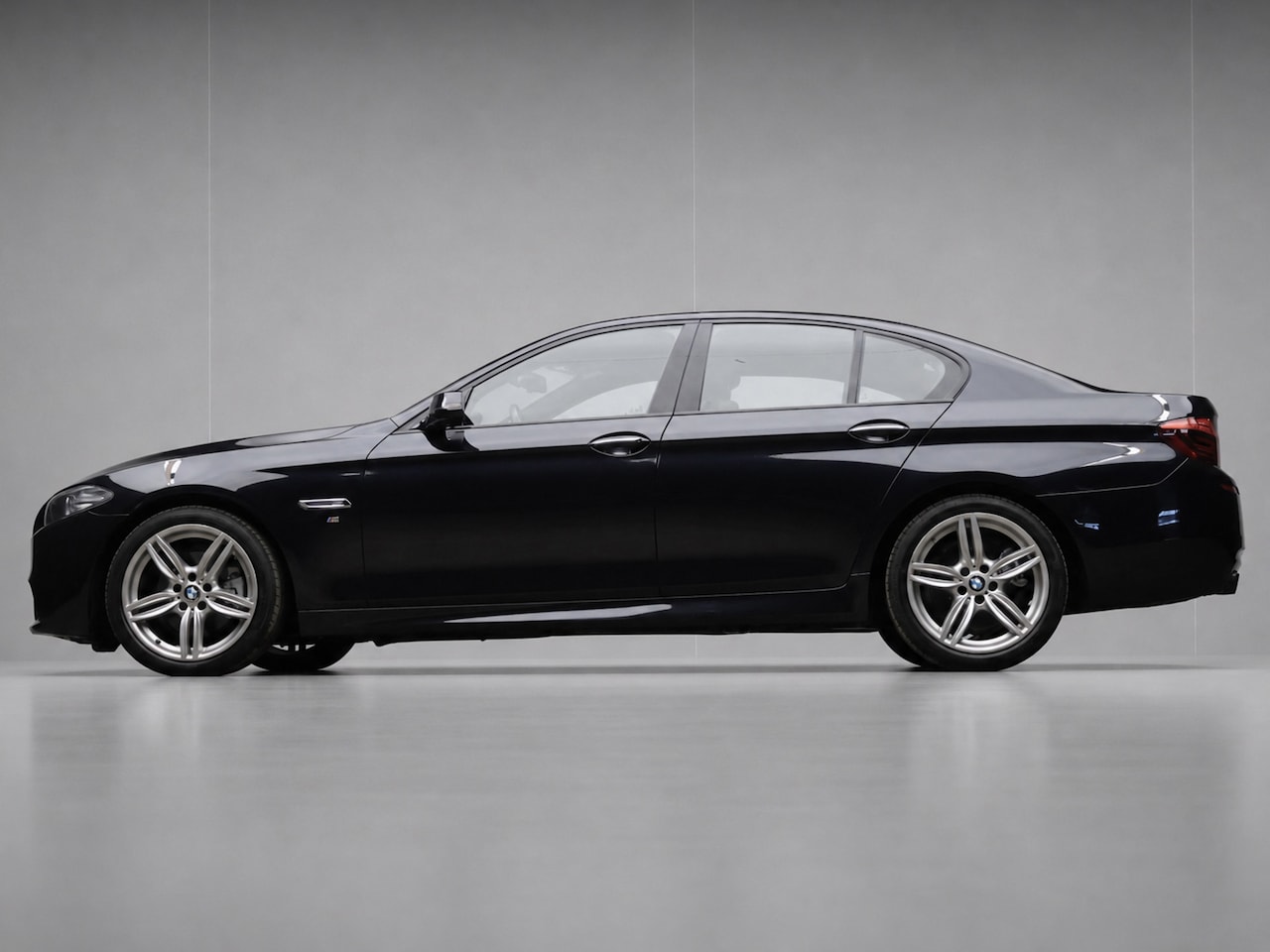 BMW 5-serie - 520i High Executive M-Sport (DIGITALE COCK PIT,COMFORT STOELEN,M-STUUR,CAMERA,PDC,TREKHAAK - AutoWereld.nl