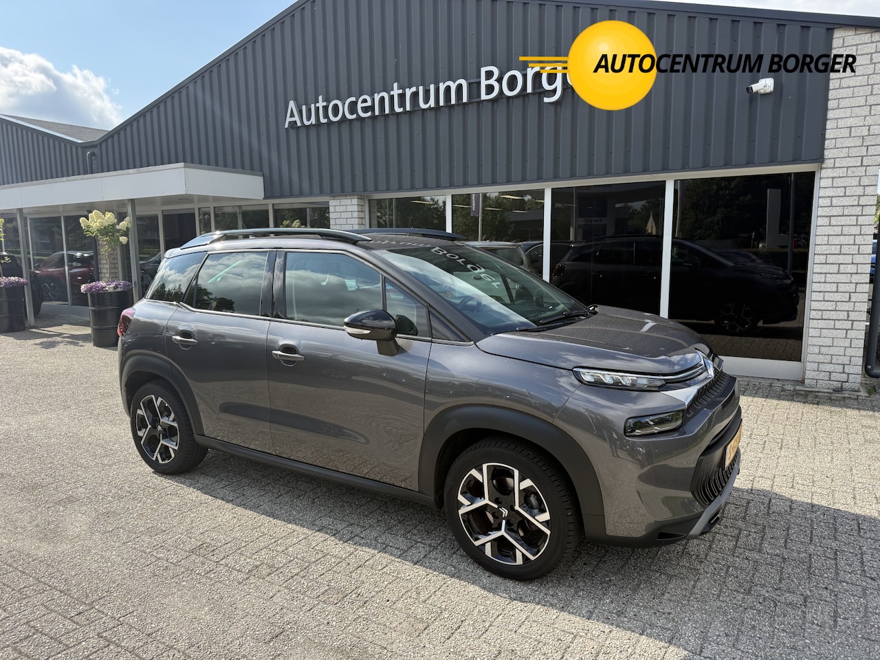 Citroën C3 Aircross - 1.2T Automaat PureTech Shine Navi/17"LM /Trekhaak/Clima/Cruise/Camera - AutoWereld.nl