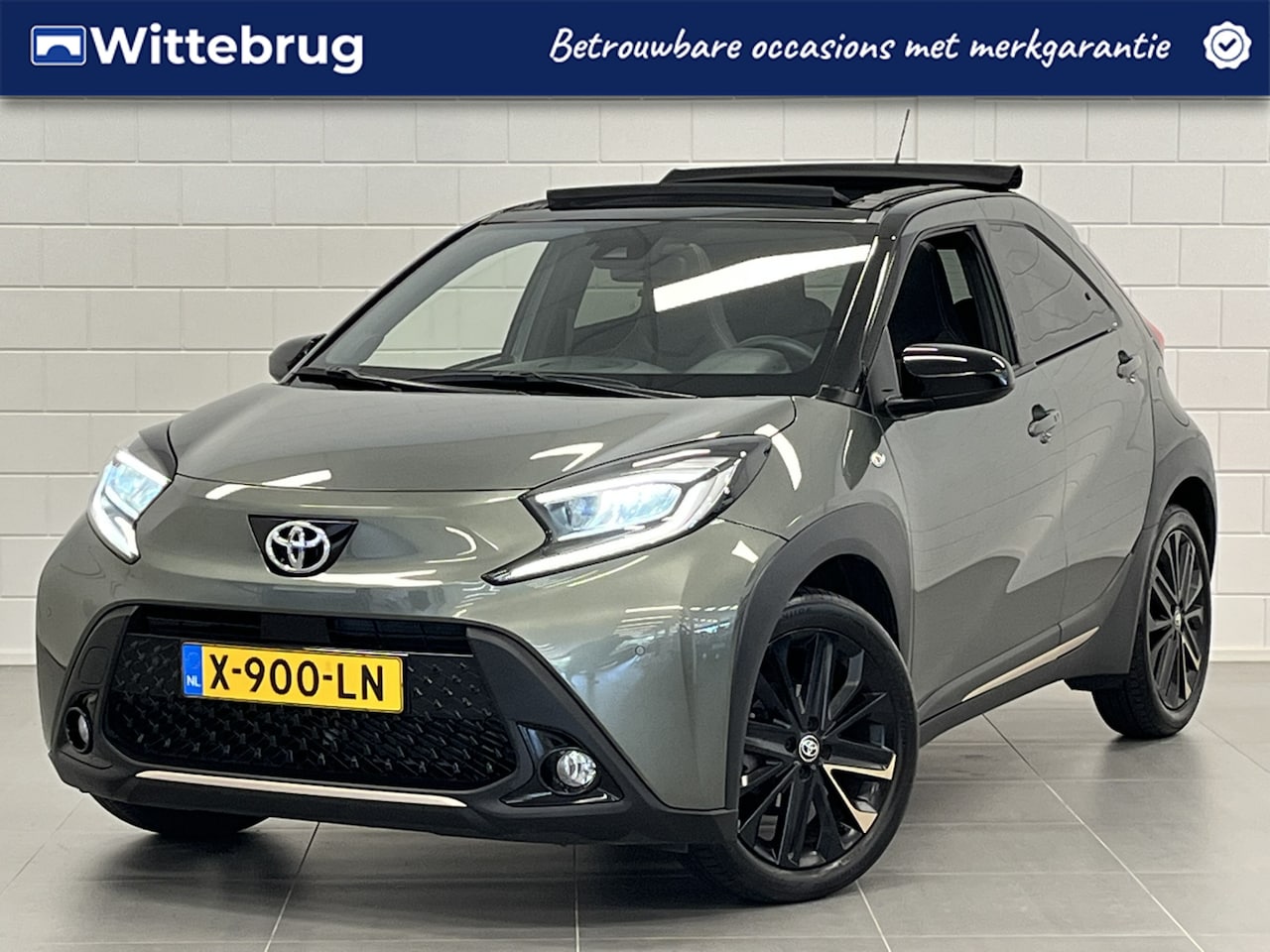 Toyota Aygo X - 1.0 VVT-i MT Premium OPEN DAK | TWO TONE | NAVIGATIE | ZEER LUXE! - AutoWereld.nl
