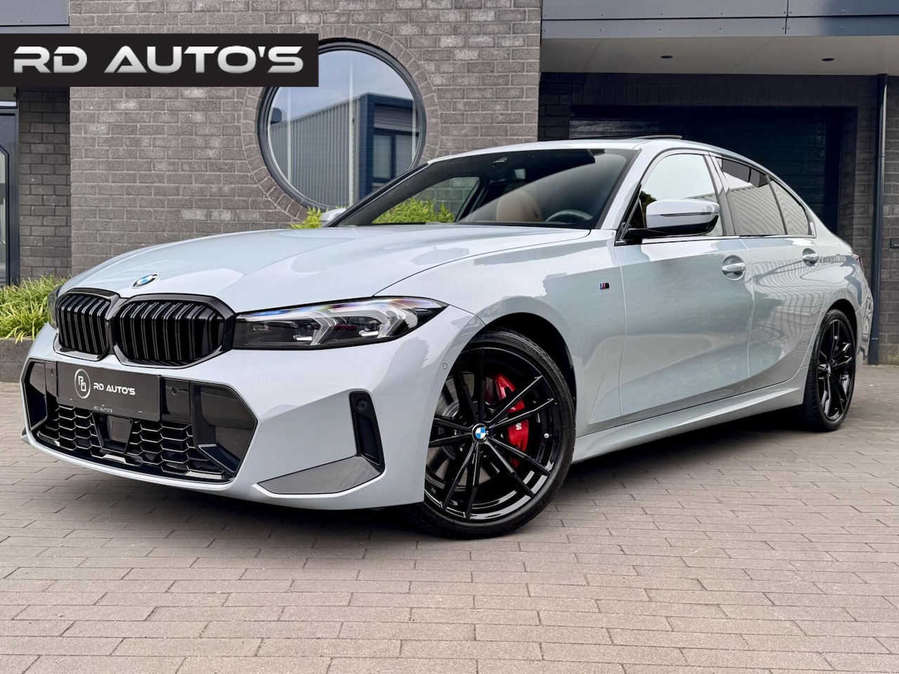 BMW 3-serie - 318i M Sport Brooklyn Grau Pano H/K Hud 360° 1e Eigenaar - AutoWereld.nl