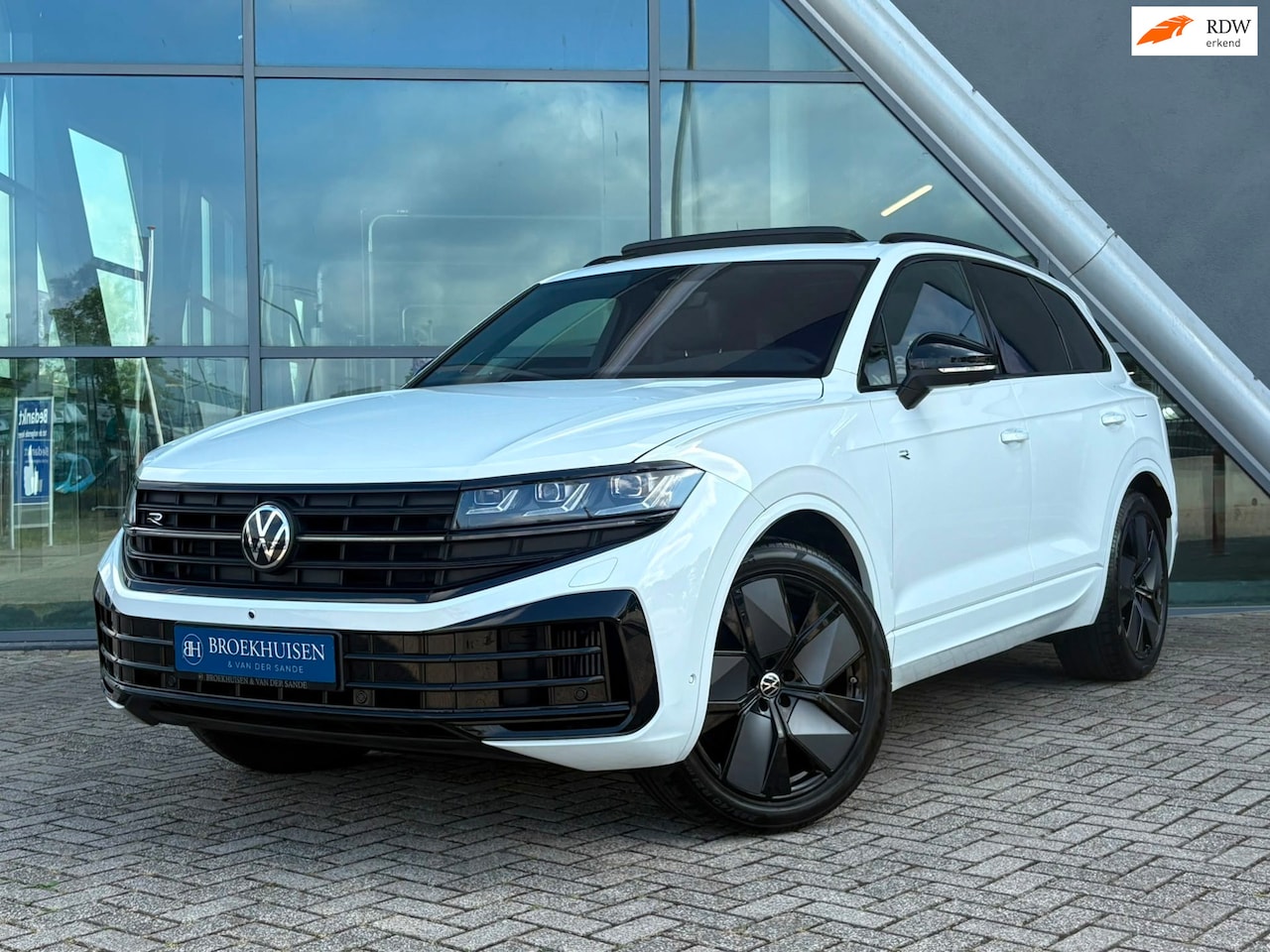 Volkswagen Touareg - 3.0 TSi eHybrid 4MOTION R 462pk NW model Luchtvering / Trekhaak / Massage Stoelen - AutoWereld.nl