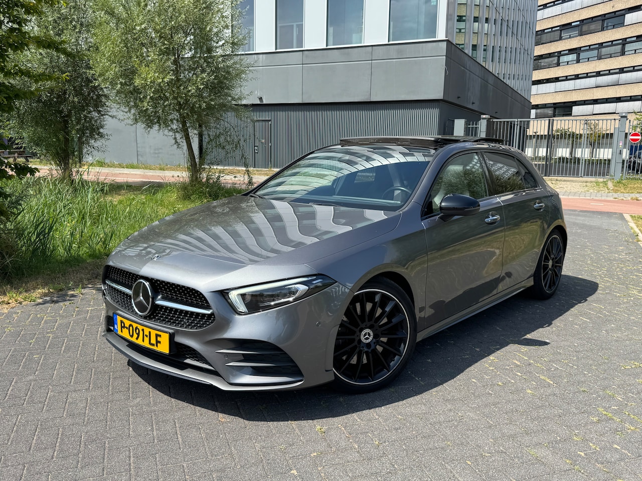 Mercedes-Benz A-klasse - 250 Premium Plus AMG|Pano|LED|Night|Distronic|Sfeer||Burmester - AutoWereld.nl