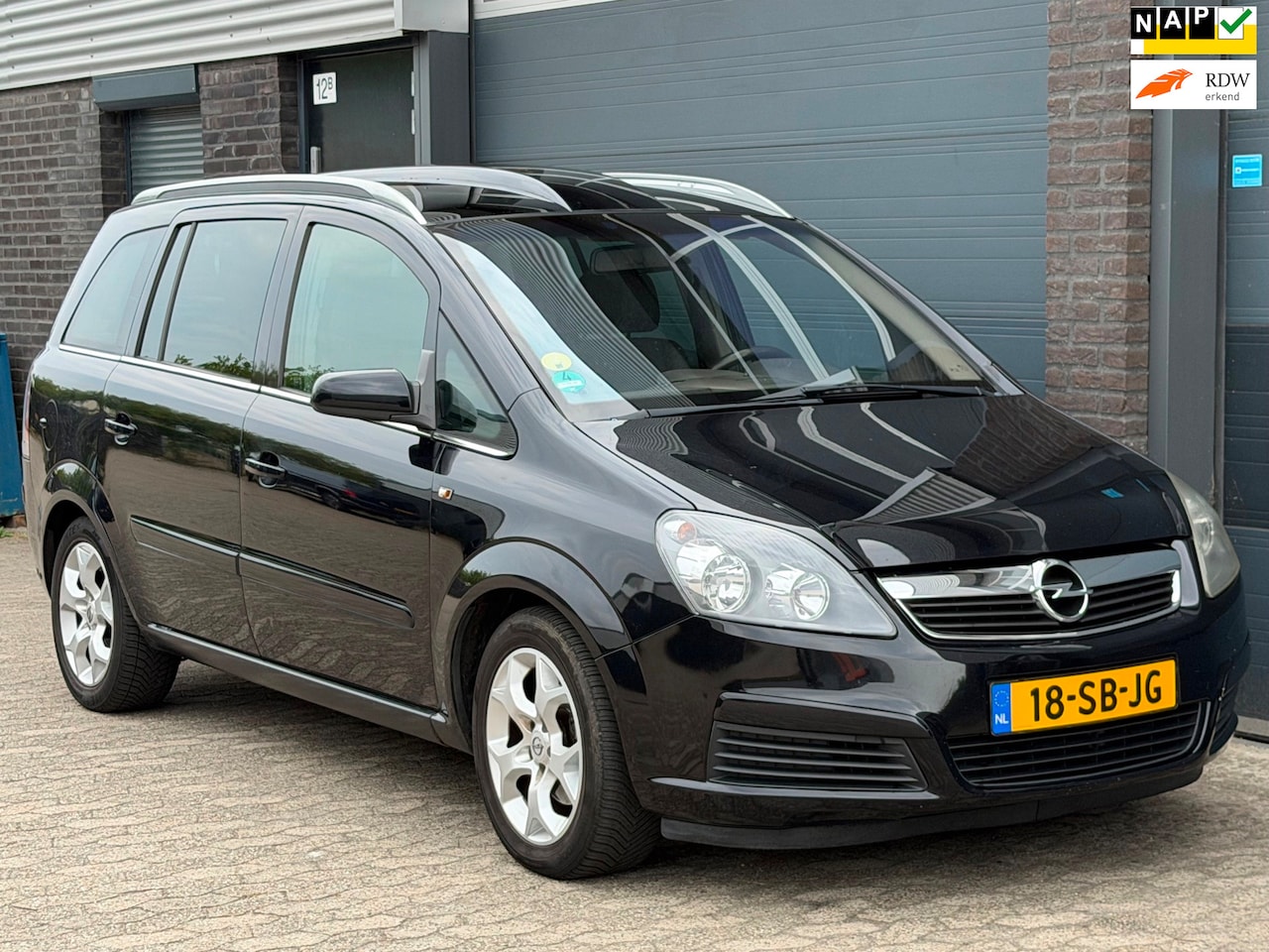 Opel Zafira - 1.8 Cosmo PANO TREKHAAK Nw APK AIRCO 7PERSOONS - AutoWereld.nl