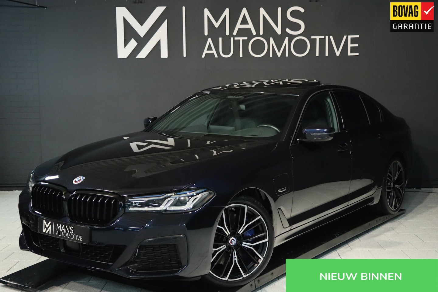 BMW 5-serie - 545e xDrive M Sport / 50 Jahre / PANO / HK / LASER / HUD / 2X MEMORY / CAMERA / SHADOW LIN - AutoWereld.nl