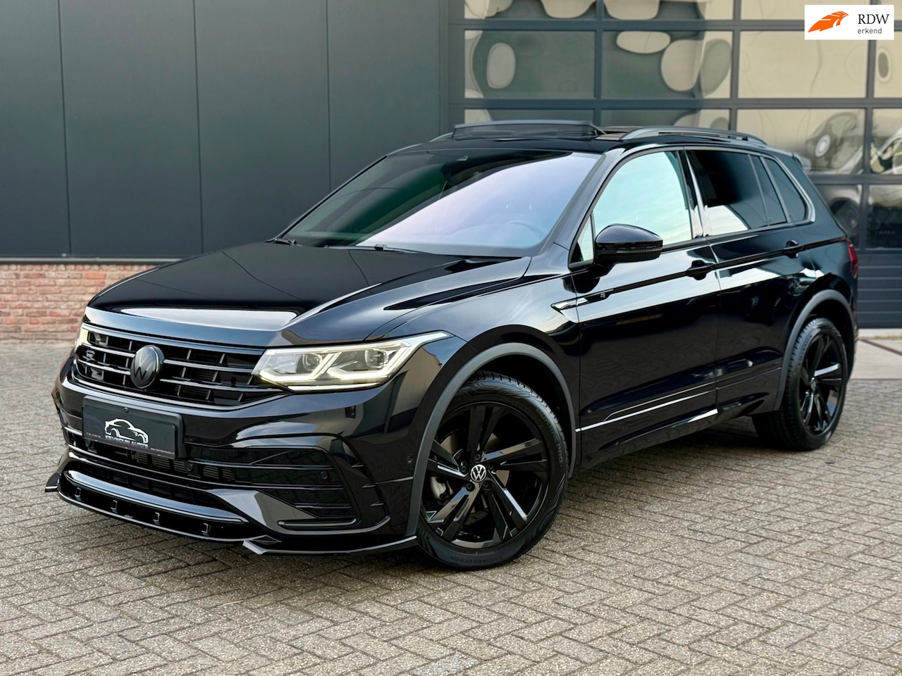 Volkswagen Tiguan - 1.5 TSI R-Line Blackstyle/Pano/Led/Virt/Garantie - AutoWereld.nl