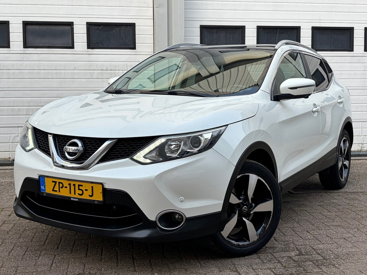 Nissan Qashqai - 1.2 Connect Edition 360 camera airco navi lane assist pano bleutooth keyless starstop - AutoWereld.nl