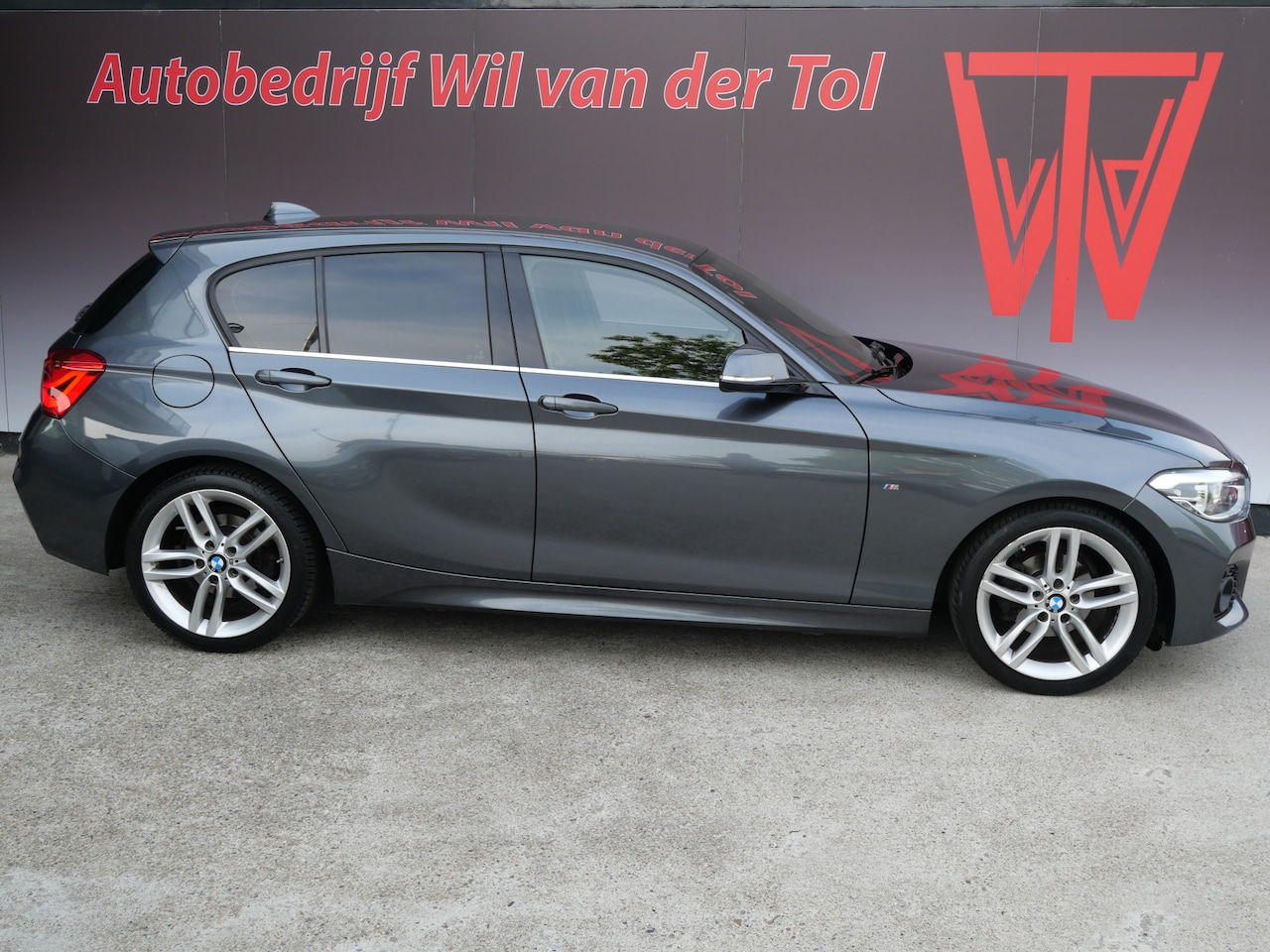 BMW 1-serie - 118i M-SPORT | AUTOMAAT | BREED NAVI | LED | LEER | NL-AUTO!! - AutoWereld.nl