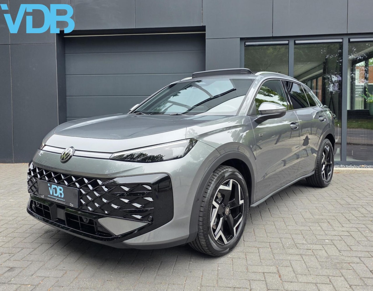 Volkswagen T-Roc - 1.5 eTsi R-Line NIEUW PANO SFEER WOLFGREY - AutoWereld.nl