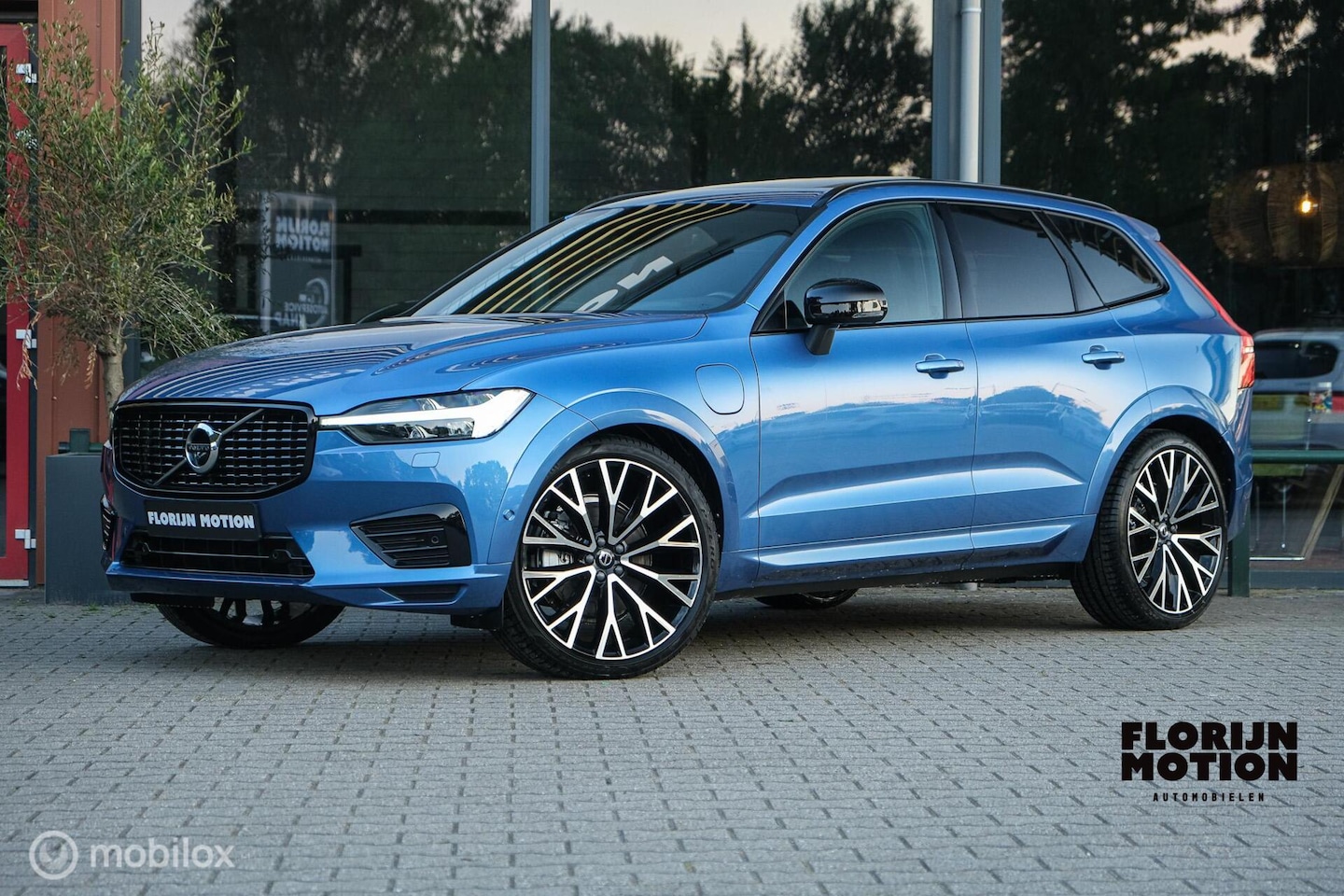 Volvo XC60 - 2.0 Recharge T8 AWD R-Design | Luchtvering | ACC | 22 Inch | Pano | Stoelverwarming en ven - AutoWereld.nl