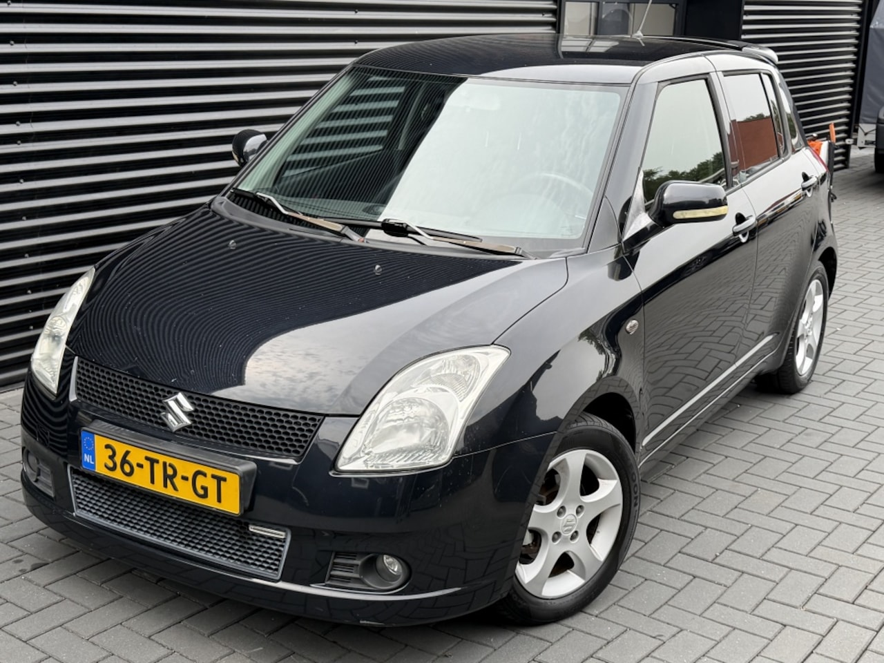 Suzuki Swift - 1.3 Shogun| 5DRS| ZWART| AIRCO| CRUISE| PDC| NAP| LM - AutoWereld.nl