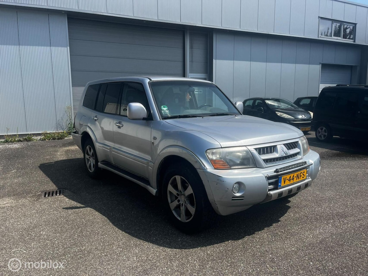 Mitsubishi Pajero - 3.2 Di-D Long Body / 4x4 / Airco / Export - AutoWereld.nl