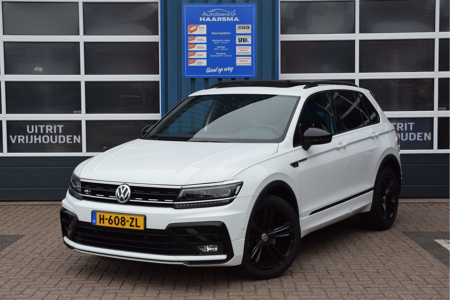 Volkswagen Tiguan - 1.5 TSI ACT Highline Business R Line Panoramadak - AutoWereld.nl