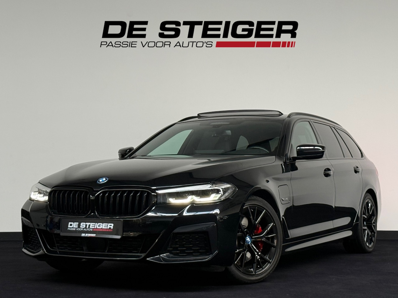 BMW 5-serie Touring - 530e M Sport Pano Sfeer Trekhaak Driving Assist Pro - AutoWereld.nl
