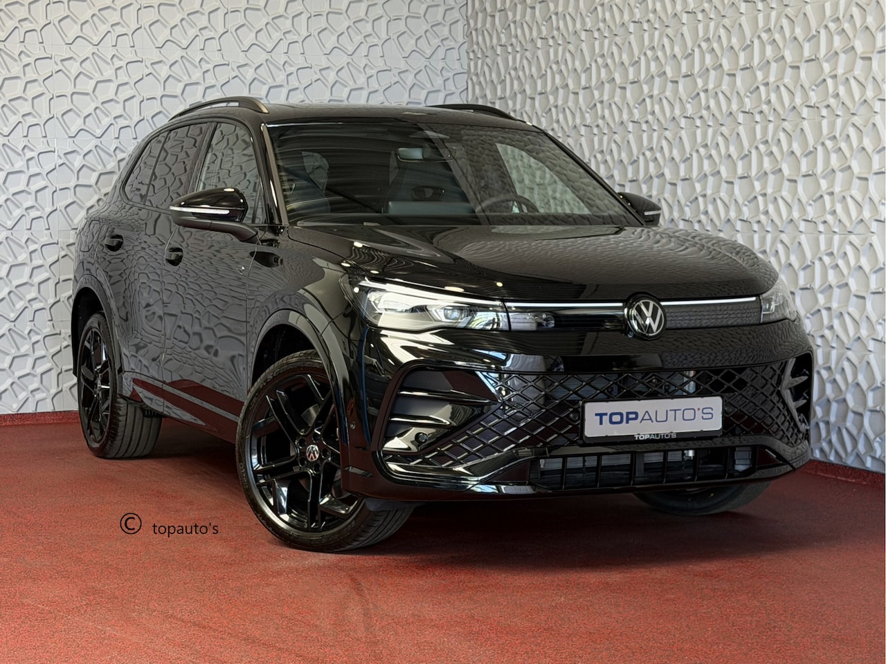 Volkswagen Tiguan - 1.5 eHYBRID 272 PK NW AUTO R-LINE VW.TREKHAAK BLACK PANO XL.NAVI STOEL/STUUR VERW. BLACK.S - AutoWereld.nl